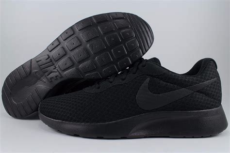 Nike tanjun triple black